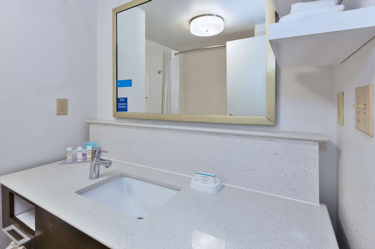 Bedroom 4, Hampton Inn Waterbury, New Haven
