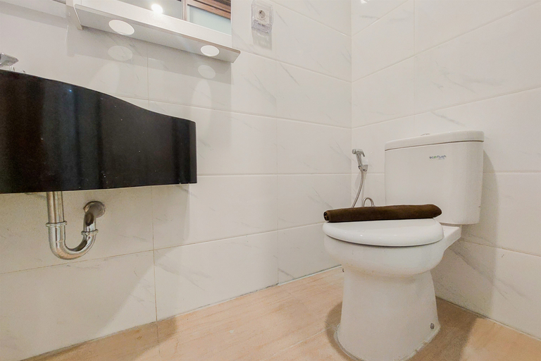 Bathroom 5, Modern Look Studio at Sky House Alam Sutera Apartment By Travelio, Tangerang