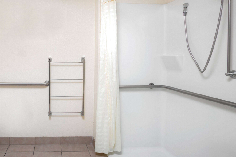 Bathroom 4, La Quinta Inn & Suites by Wyndham Fowler, Fresno