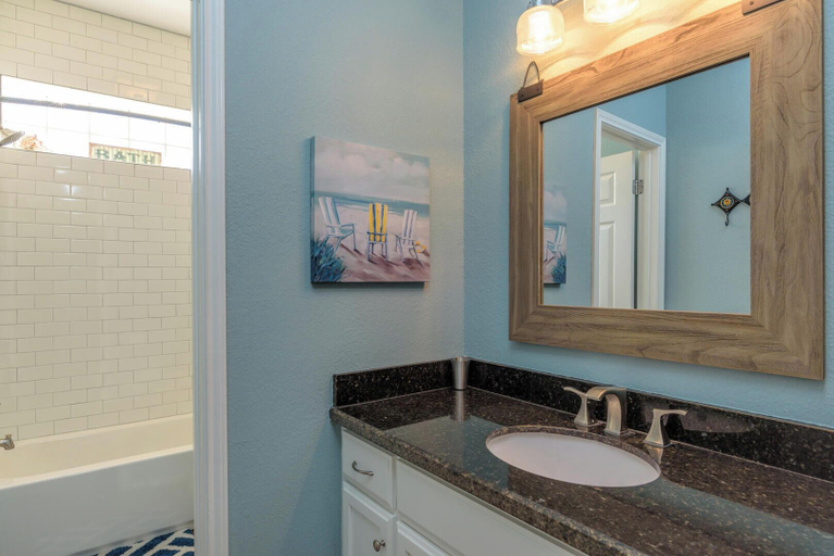 Bathroom 4, Courtyard Condo With Pool Only 1/4 Block to Beach!, Cameron