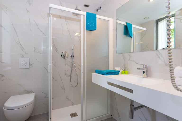 Bathroom 4, Hotel Alfieri, Brescia