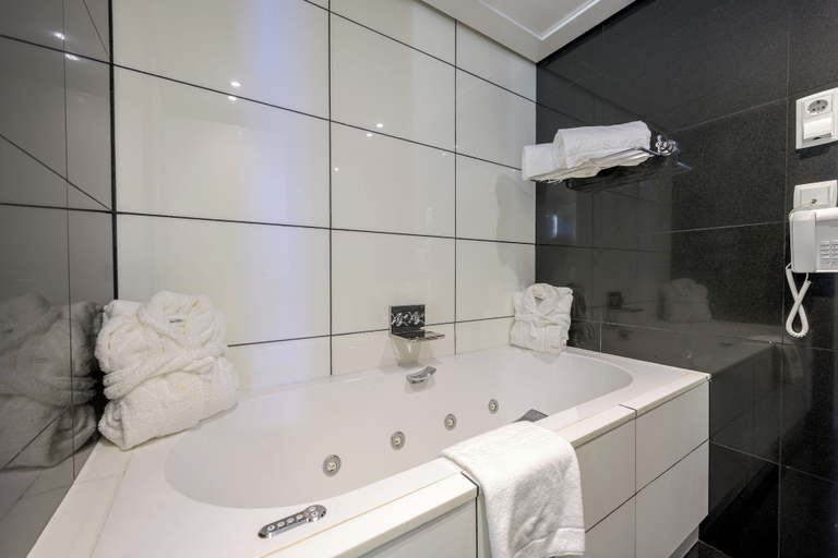Bathroom 5, Hotel Nelva, Murcia