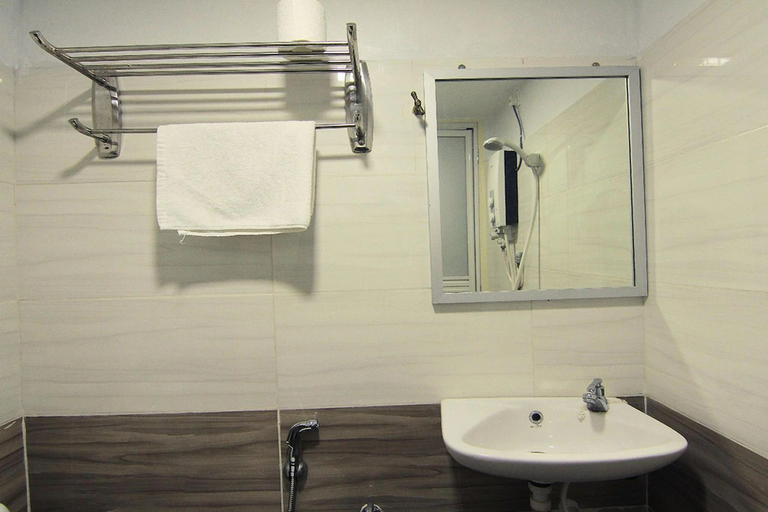 Bathroom 5, Room V @ Jalan Megat, Batu Pahat