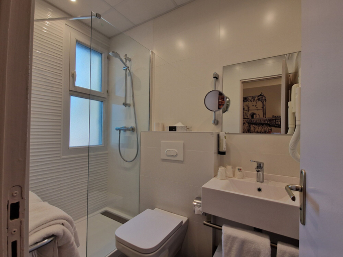 Bathroom 5, Logis hôtel Les Vignes Blanches, Gard