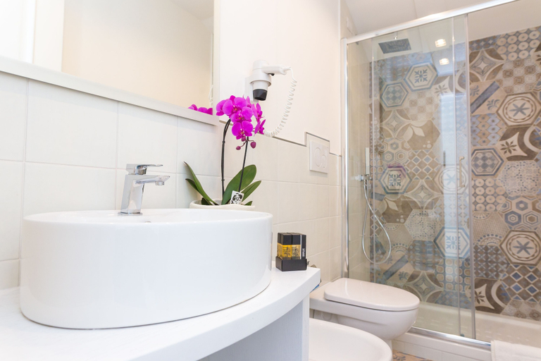 Bathroom 4, Hotel Rivoli, Napoli