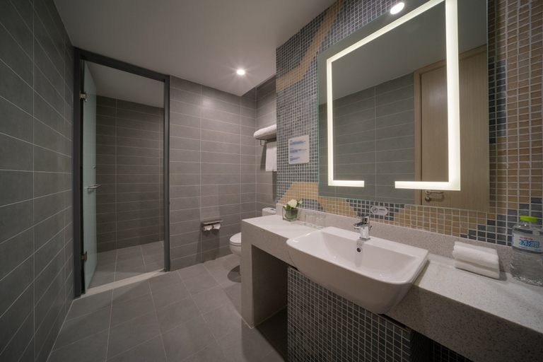 Bathroom 4, Holiday Inn Express QINGDAO INNOVATION PARK by IHG, Qingdao