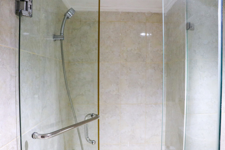 Bathroom 4, Comfort Stay Studio At Tamansari The Hive Apartment, East Jakarta