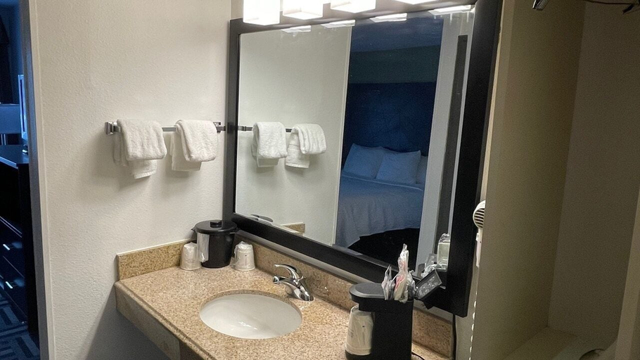 Bathroom 4, La Quinta Inn and Suites by Wyndham Cincinnati North, Cincinnati