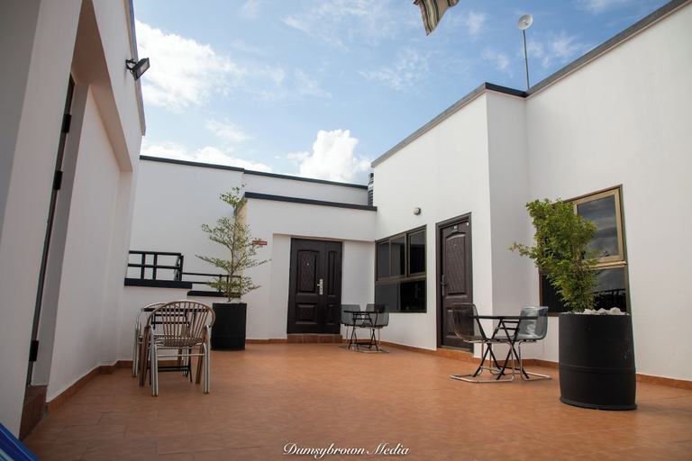 Property grounds 5, 1 Bed Furnished Apt - Aircon, Wifi, Parking, Accra