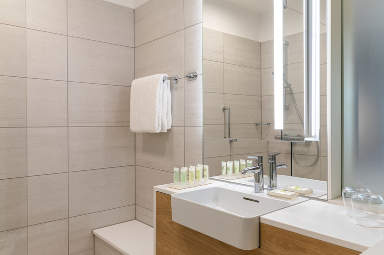 Bathroom 5, Courtyard by Marriott Glasgow SEC, Glasgow