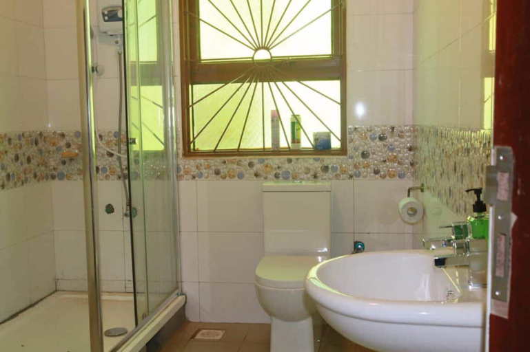 Bathroom 4, Kampala 5-beds, Sleeps 8 With Garden & Parking, Busiiro