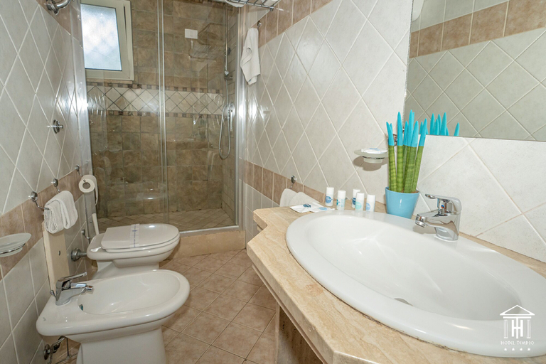 Bathroom 5, Hotel Tempio, Napoli