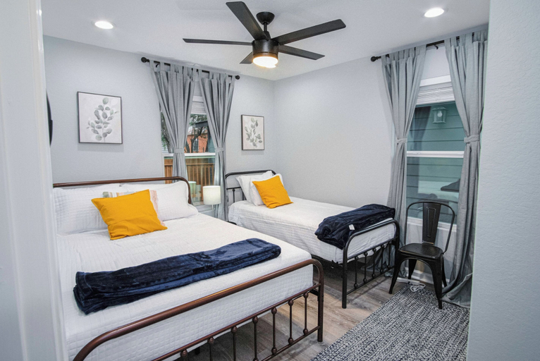 Bedroom 3, Exceptional 5BR So Close to Riverwalk and Downtown, Bexar