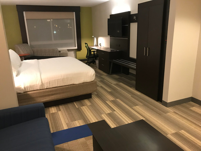 Bedroom 4, Holiday Inn Express & Suites CANTON by IHG, Madison
