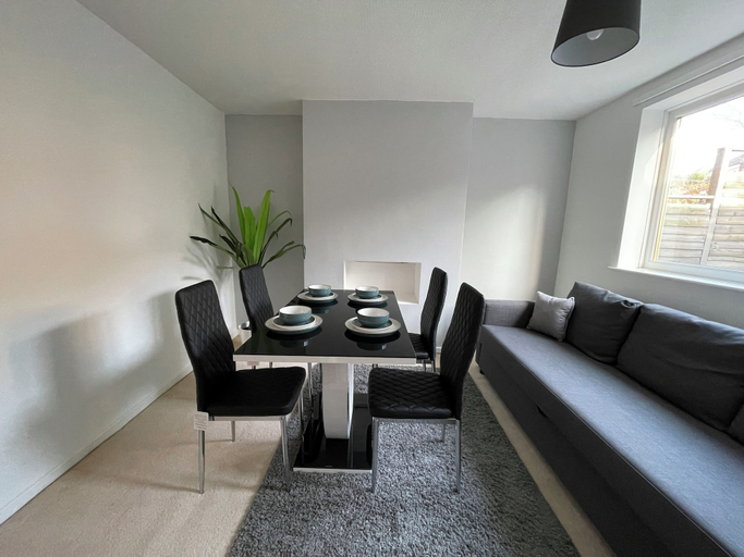 Others 5, Bright & Airy 3BR Home with Parking, Sheffield