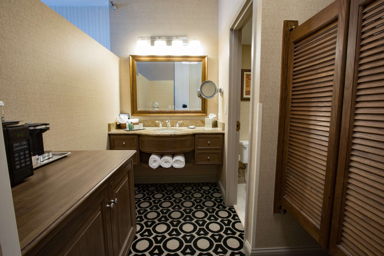 Bedroom 5, Hilton Chicago/Northbrook, Cook