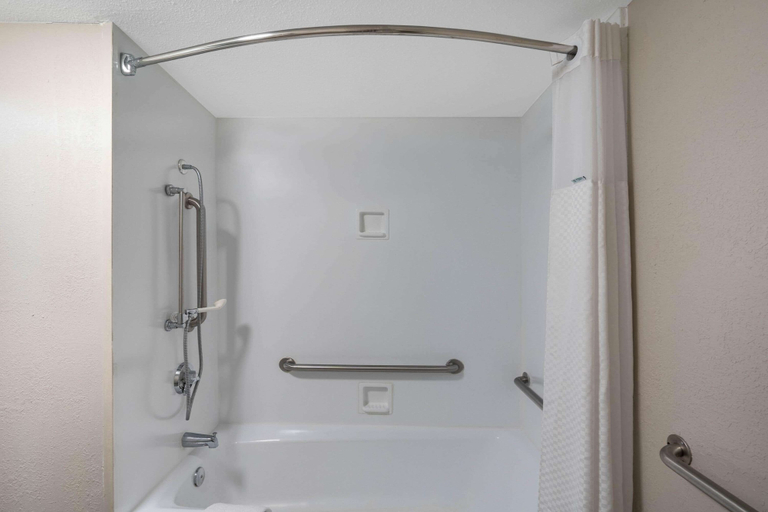 Bathroom 5, Baymont by Wyndham Murfreesboro, Rutherford