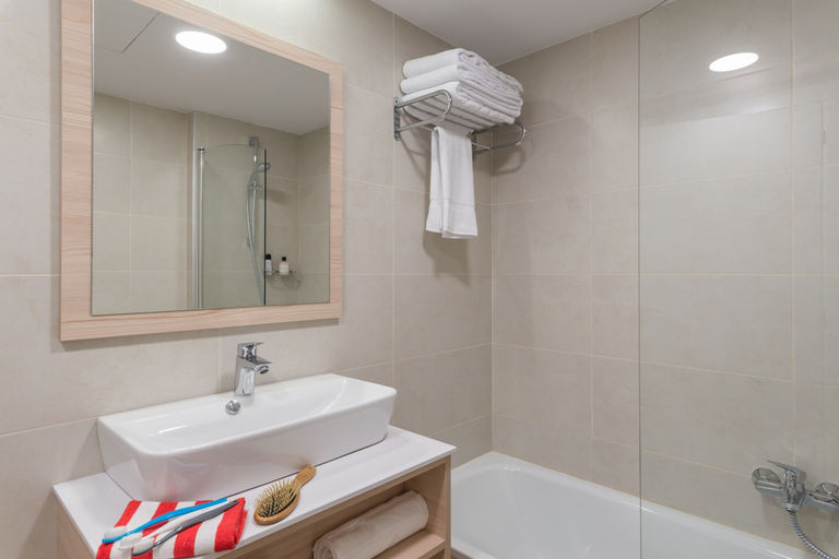 Bathroom 5, Hotel Salou Beach Rentalmar, Tarragona