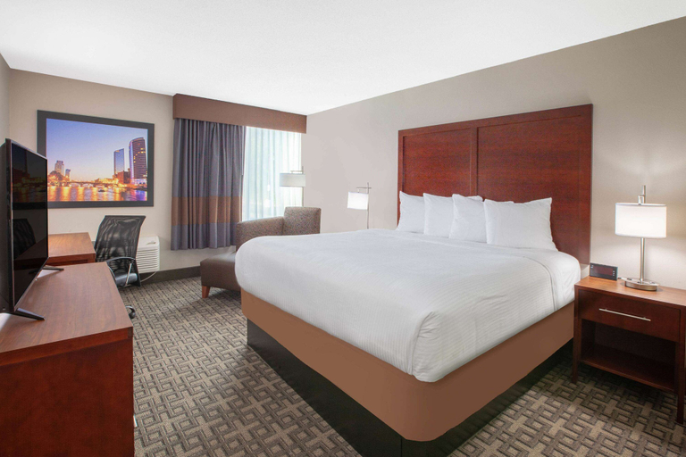 Bedroom 5, Baymont Inn & Suites Grand Rapids Near Downtown, Kent