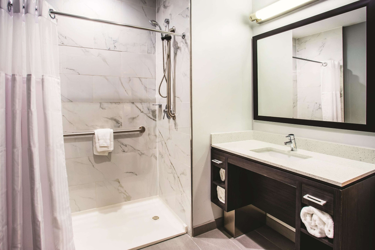 Bathroom 4, La Quinta Inn & Suites by Wyndham Baltimore Downtown, Baltimore