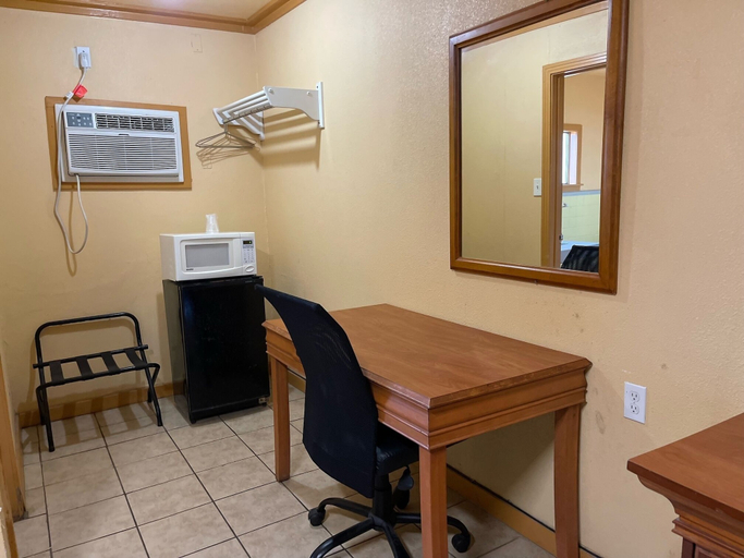 Others 4, Budget Inn Motel, Refugio