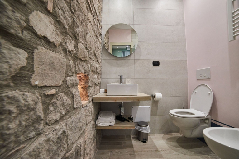Bathroom 5, AL22 di Piazza del Gesù, Viterbo