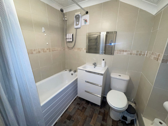 Bathroom 4, Sleeps 8 Snowdonia North Wales Nr Zip World, Gwynedd