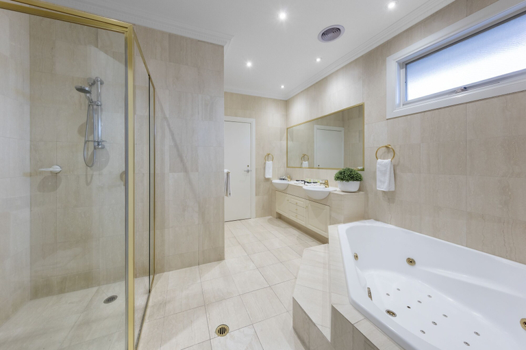Bathroom 5, Kimberley Gardens Hotel & Serviced Apartments, Melbourne