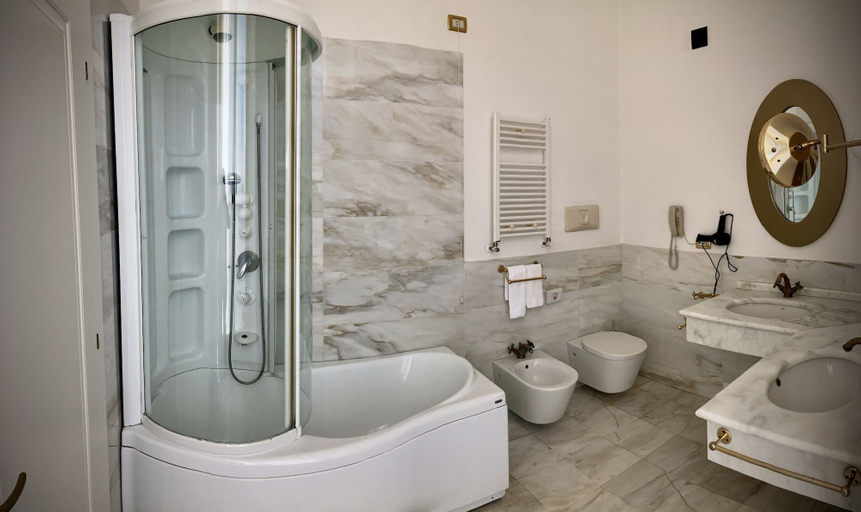 Bathroom 5, Miglio D'Oro Park Hotel, Napoli