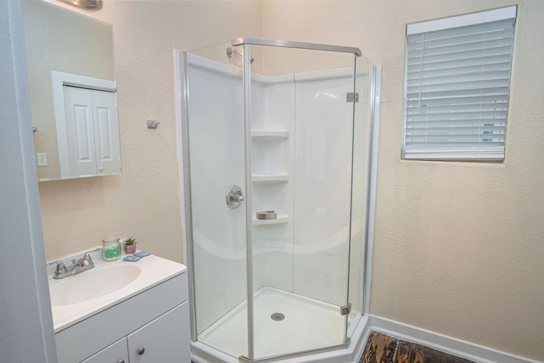 Bathroom 3, Fabulous Newly Renovated 2br/1ba Near Downtown, Bexar