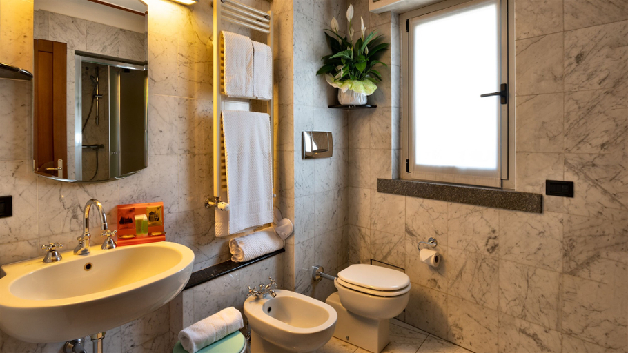 Bathroom 4, Hotel Sunflower, Milano