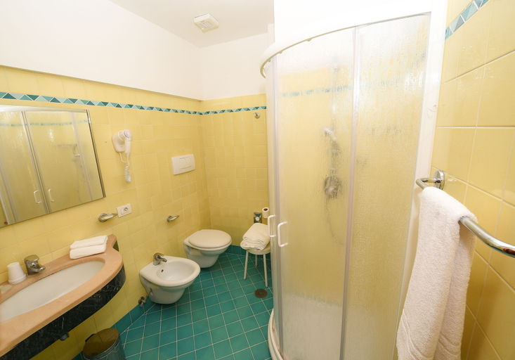 Bathroom 5, Hotel Tourist, Napoli
