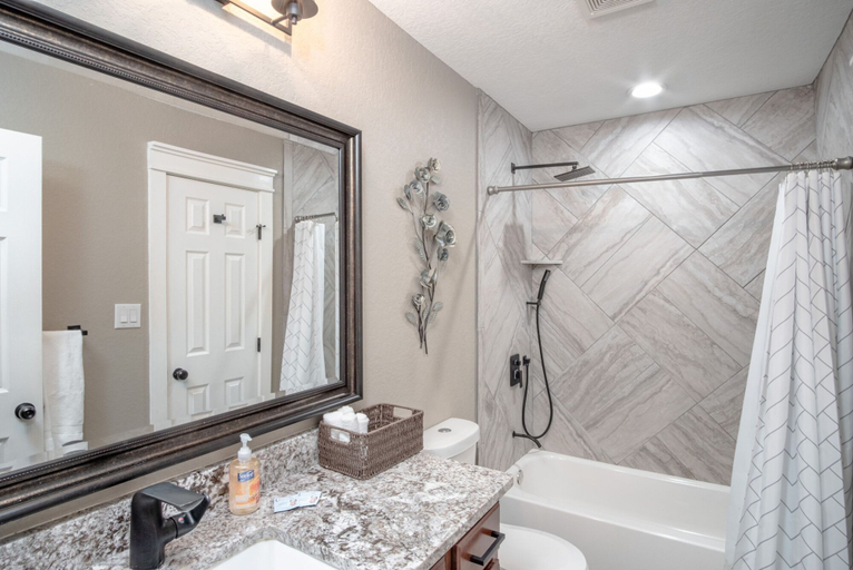 Bathroom 3, Lovely 3 BR Home Only 9 Minutes From Downtown, Bexar