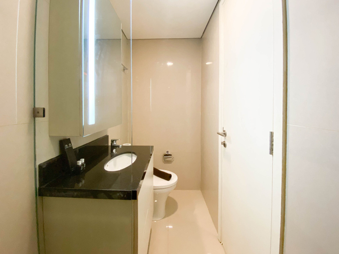 Bathroom 2, Modern Look Studio Apartment At Marquis De Lafayette, Semarang