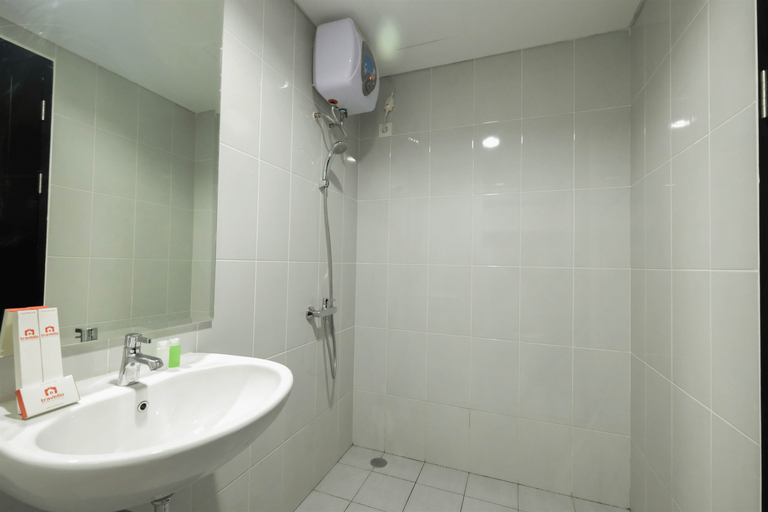 Bathroom 5, Nice & Comfy Studio Apartment Casa De Parco By Travelio, Tangerang