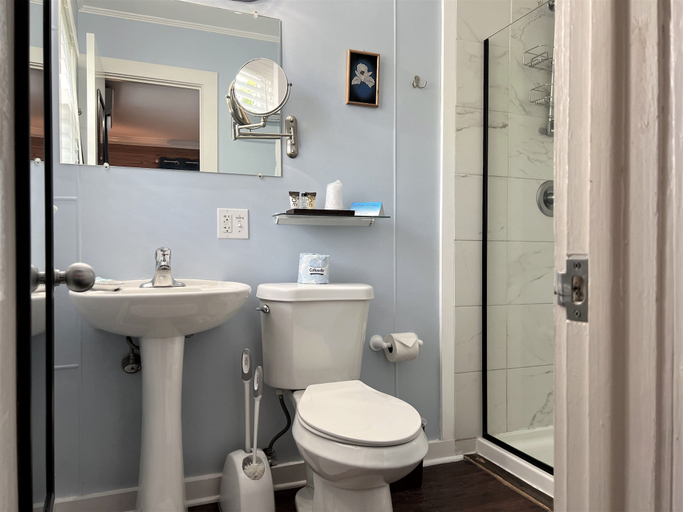 Bathroom 3, The Grand Guesthouse, Monroe