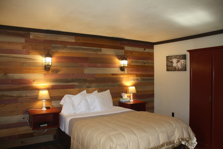 Bedroom 2, Highland Lodge, Manitowoc