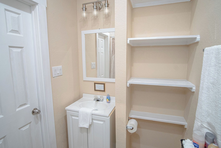 Bathroom 4, 3br/2ba Remodeled House Near Downtown, Bexar