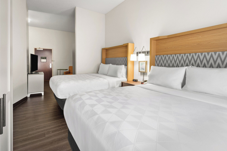 Bedroom 5, Holiday Inn & Suites BOTHELL by IHG, Snohomish