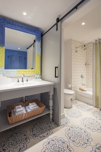 Bathroom 5, Universal's Loews Sapphire Falls Resort, Orange