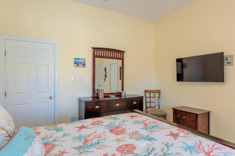Bedroom 3, Steps From Padre Blvd, Less Than 1 Block to Beach!, Cameron