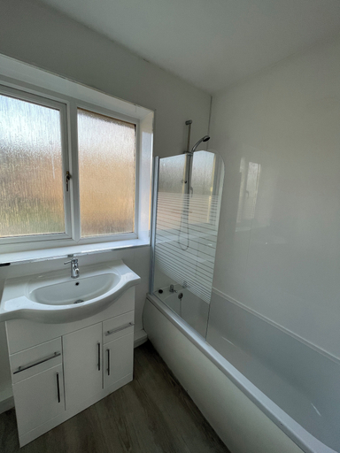 Bathroom, Bright & Airy 3BR Home with Parking, Sheffield