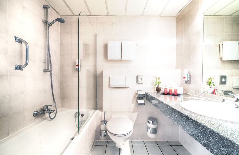 Bathroom 5, Leonardo Hotel Mannheim - Ladenburg, Rhein-Neckar-Kreis