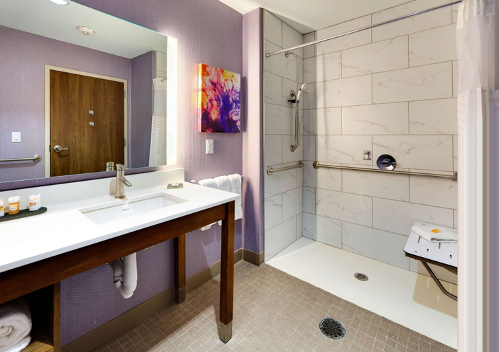 Bathroom 3, La Quinta Inn & Suites by Wyndham Lakeway, Travis