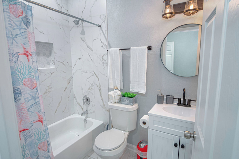 Bathroom 3, Newly Remodeled 4BR 2BA Near Amazing Downtown, Bexar
