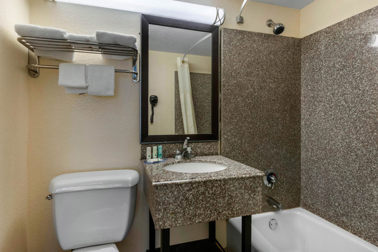 Bathroom 5, Quality Inn Daytona Beach Oceanfront, Volusia