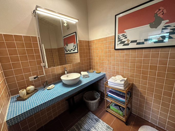 Bathroom 4, Studio Sleeps 2 With Free Parking