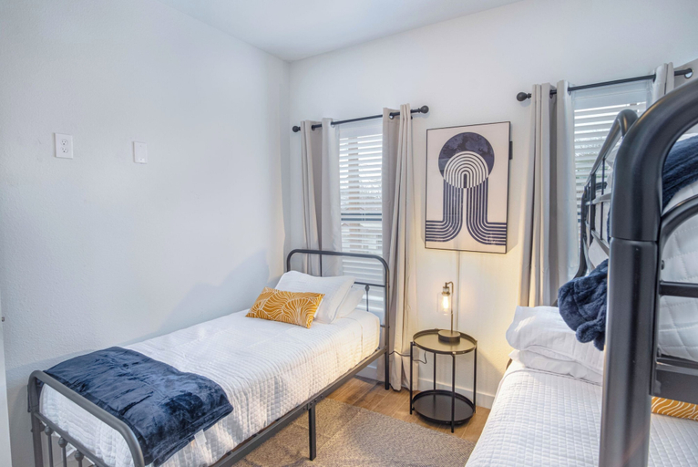Bedroom 2, Cutting-edge Elegant 3BR 2.5ba Home Near Downtown!, Bexar