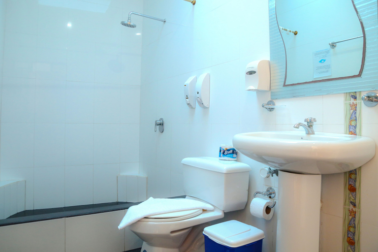 Bathroom 4, Hostal Sir Francis Drake, Santa Cruz