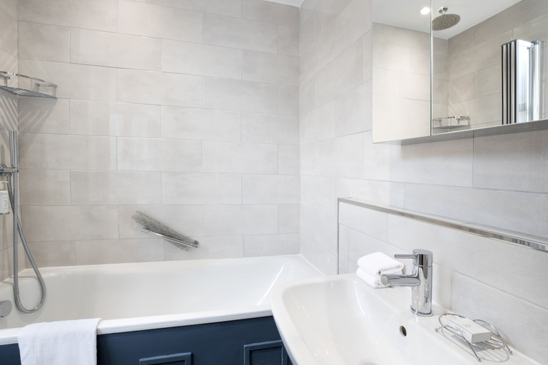 Bathroom 4, Sloane Square Hotel, London